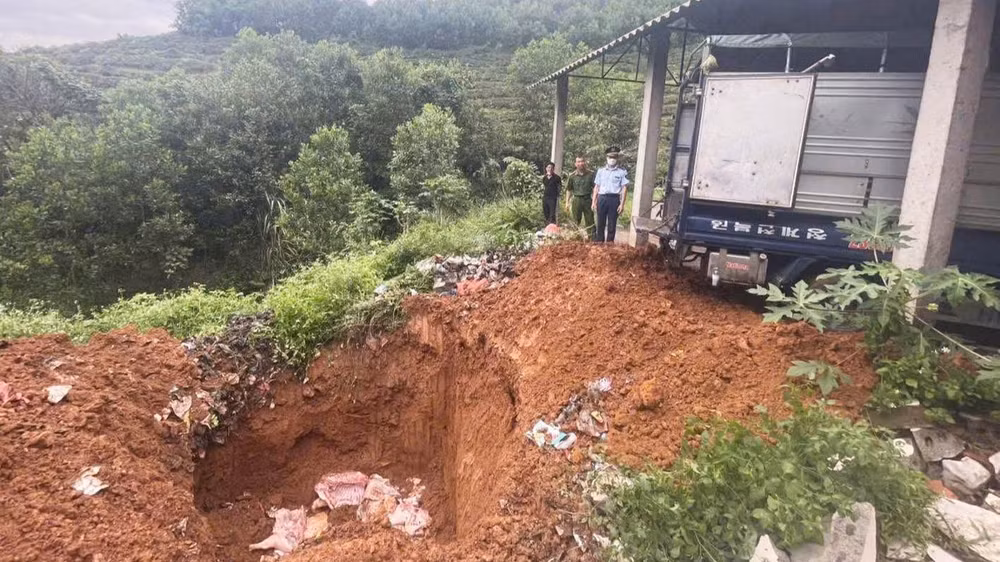 Tiêu hủy số tang vật vi phạm. Ảnh: Công an Hà Giang.