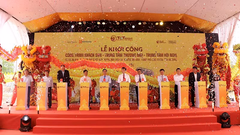 Các đại biểu thực hiện nghi lễ khởi công công trình Khách sạn-Trung tâm thương mại-Trung tâm hội nghị.