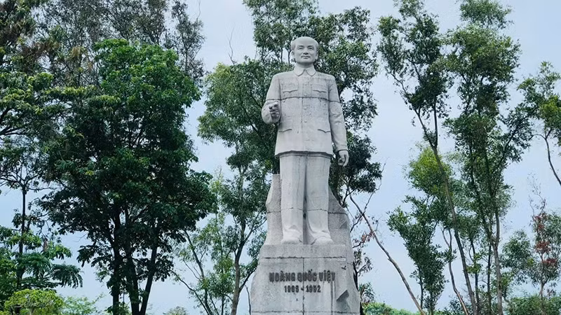 Tượng đài đồng chí Hoàng Quốc Việt tại thành phố Bắc Ninh (tỉnh Bắc Ninh).