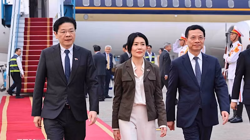 Bộ trưởng Khoa học và Công nghệ Nguyễn Mạnh Hùng đón Thủ tướng Singapore Lawrence Wong và Phu nhân tại Sân bay Quốc tế Nội Bài (Hà Nội). (Ảnh: TTXVN)