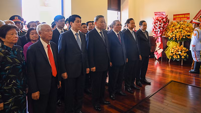 Các đồng chí lãnh đạo, nguyên lãnh đạo Đảng, Nhà nước dâng hương tưởng niệm Chủ tịch Hồ Chí Minh tại Bảo tàng Bảo tàng Hồ Chí Minh - Chi nhánh Thành phố Hồ Chí Minh (Bến Nhà Rồng). (Ảnh: Duy Linh)