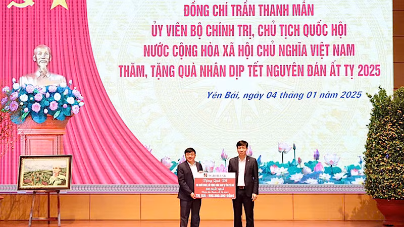 Tặng quà hỗ trợ người dân và lực lượng vũ trang tại địa bàn tỉnh Yên Bái.