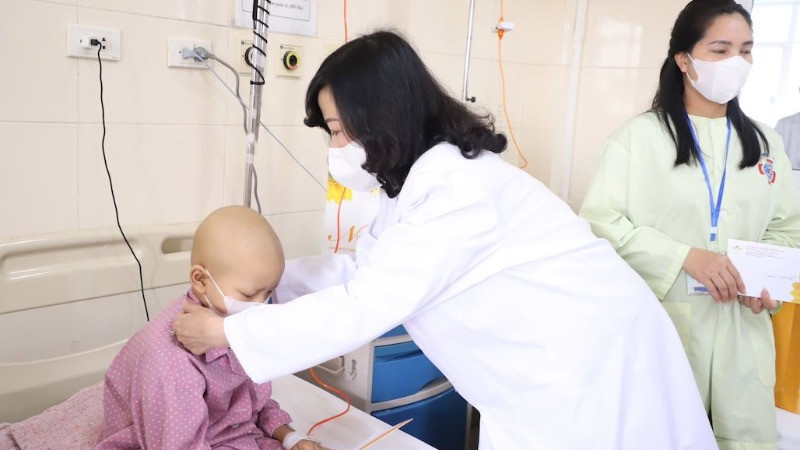 Bộ trưởng Y tế Đào Hồng Lan chia sẻ, trẻ em là những mầm xanh cần được yêu thương và chở che.