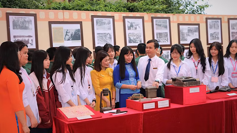 Học sinh trong tỉnh Yên Bái tham quan các hiện vật lịch sử. (Ảnh: THANH SƠN)