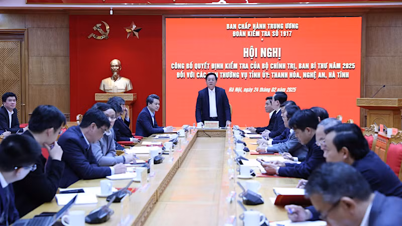 Đồng chí Nguyễn Trọng Nghĩa phát biểu chỉ đạo hội nghị.