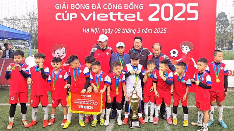 Các cầu thủ nhí được hòa mình trong bầu không khí bóng đá chuyên nghiệp.