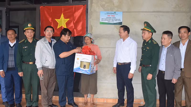 Lãnh đạo UBND tỉnh Điện Biên trao quà tặng hộ nghèo ở bản Chăn Nuôi, xã Si Pa Phìn, huyện Nậm Pồ nhân dịp khánh thành nhà Đại đoàn kết.