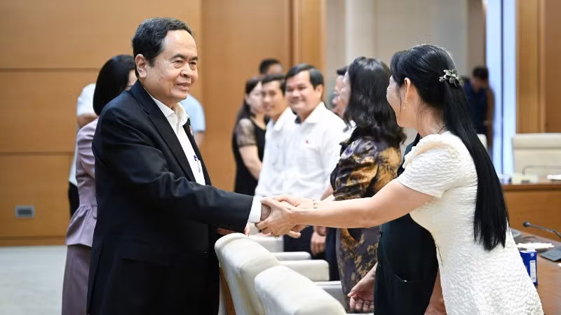 Chủ tịch Quốc hội Trần Thanh Mẫn với các đại biểu dự gặp mặt. (Ảnh: Duy Linh)