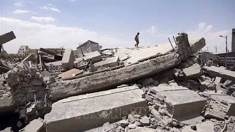 Cảnh đổ nát sau cuộc không kích tại Sanaa, Yemen, ngày 27/4/2025. (Ảnh: THX/TTXVN)