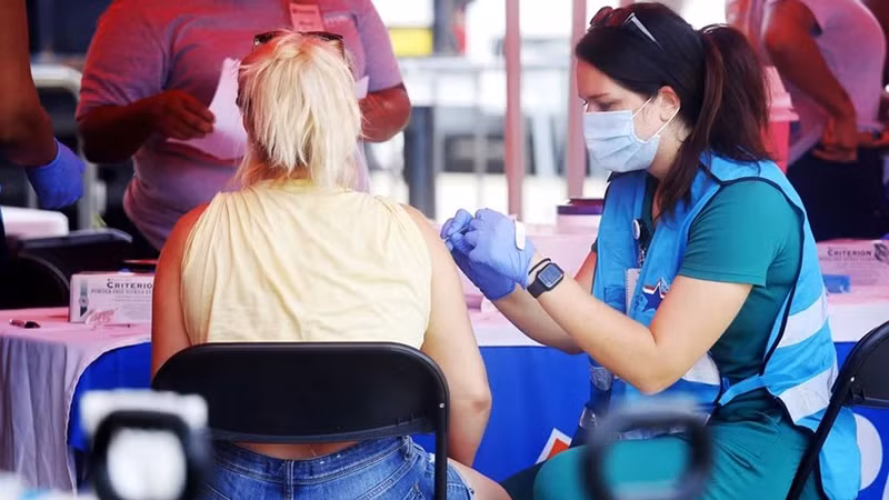 Nhân viên y tế tiêm vaccine cho người dân tại New Orleans, Mỹ. (Ảnh: THX/TTXVN)