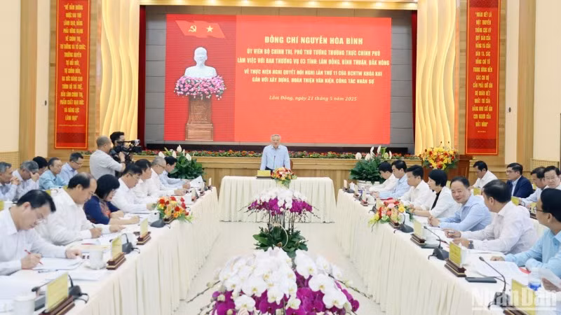 Phó Thủ tướng Thường trực Chính phủ Nguyễn Hòa Bình chủ trì buổi làm việc.