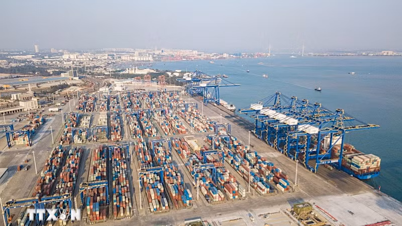 Quang cảnh cảng hàng hóa tại tỉnh Hải Nam, Trung Quốc. (Ảnh: THX/TTXVN) 