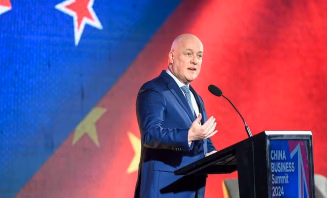 Thủ tướng New Zealand Christopher Luxon phát biểu tại một hội nghị. (Ảnh: THX/TTXVN)