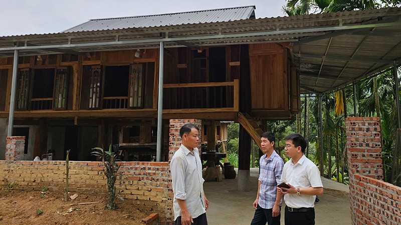 Hộ nghèo Ngân Văn Quyên (bên trái) ở xã Thành Lâm, huyện Bá Thước đã được hỗ trợ, hoàn thành xây dựng mới ngôi nhà giá trị 120 triệu đồng.