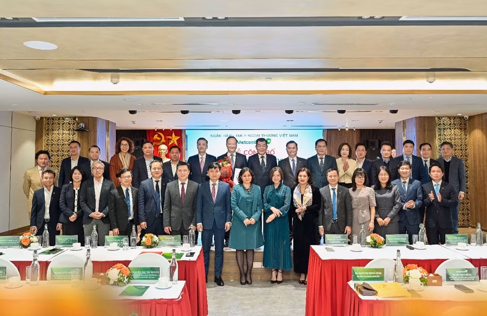Đại diện Đảng ủy Chính phủ, Ngân hàng Nhà nước Việt Nam cùng Ban lãnh đạo Vietcombank chúc mừng và chụp ảnh lưu niệm cùng đồng chí Lê Quang Vinh, tân Phó Bí thư Đảng ủy, Thành viên Hội đồng Quản trị, Tổng Giám đốc Vietcombank.