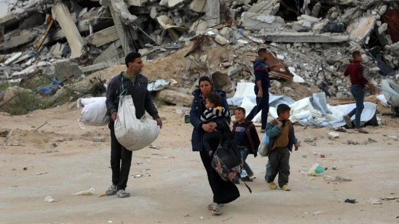 Người dân sơ tán tránh xung đột tại thị trấn Beit Lahia, Dải Gaza. (Ảnh: THX/TTXVN)