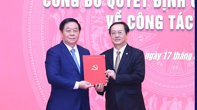 Đồng chí Nguyễn Trọng Nghĩa, Ủy viên Bộ Chính trị, Bí thư Trung ương Đảng, Trưởng Ban Tuyên giáo và Dân vận Trung ương trao Quyết định của Bộ Chính trị cho đồng chí Huỳnh Thành Đạt. (Ảnh: TTXVN)