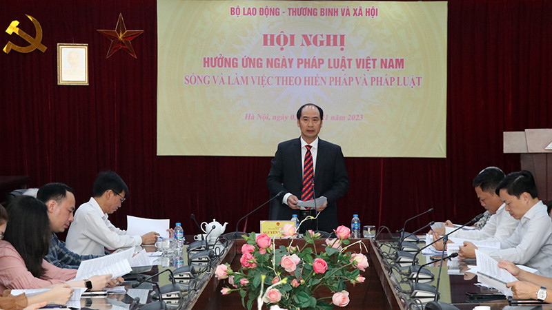 Thứ trưởng Lao động-Thương binh và Xã hội Nguyễn Văn Hồi phát biểu tại hội nghị. (Ảnh: Sơn Nguyễn)
