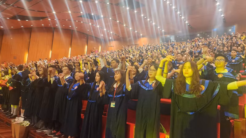 Sinh viên vui mừng trong ngày nhận bằng tốt nghiệp.
