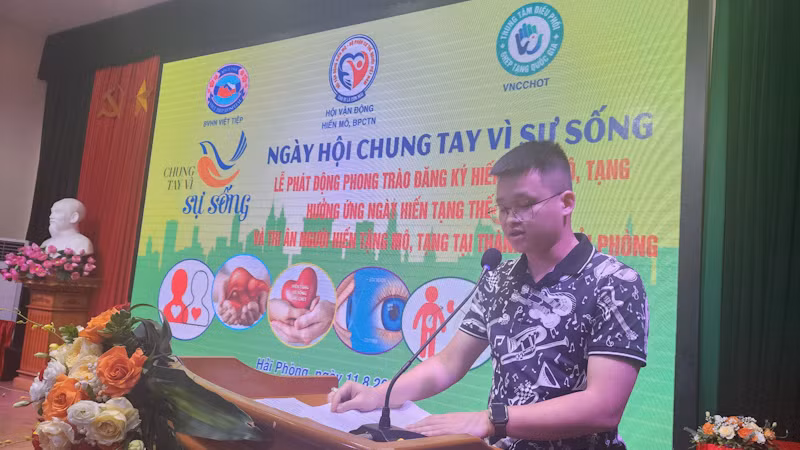 Đại diện gia đình được ghép thận phát biểu cảm ơn.