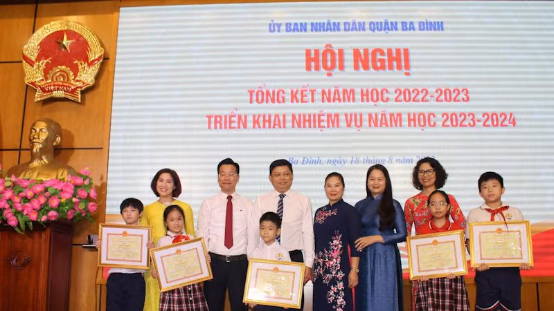 Khen thưởng các học sinh tiêu biểu.