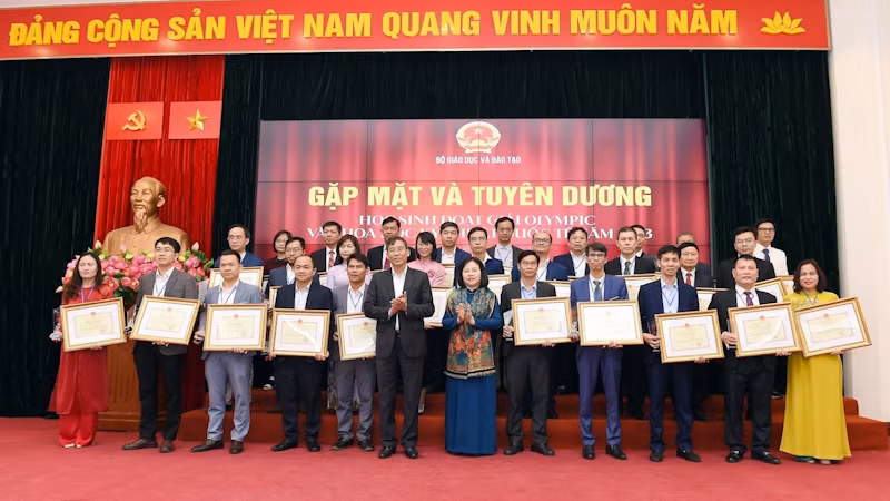 Bộ Giáo dục và Đào tạo gặp mặt và tuyên dương học sinh Olympic và Khoa học, Kỹ thuật quốc tế tiêu biểu năm 2023.
