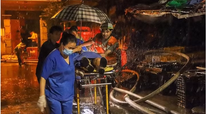 Nỗ lực cứu hộ nạn nhân vụ cháy chung cư mini tại Khương Hạ trong đêm 12/9. (Ảnh: nhandan.vn)