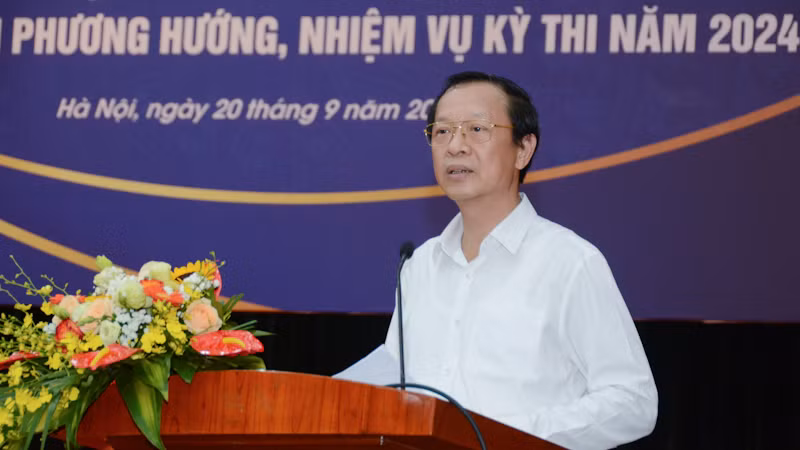 Thứ trưởng Giáo dục và Đào tạo Phạm Ngọc Thưởng phát biểu ý kiến.