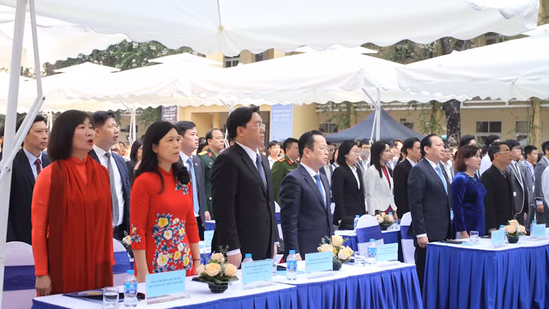 Các đại biểu, thầy, cô giáo tham dự lễ mít-tinh kỷ niệm Ngày nhà giáo Việt Nam 20/11.