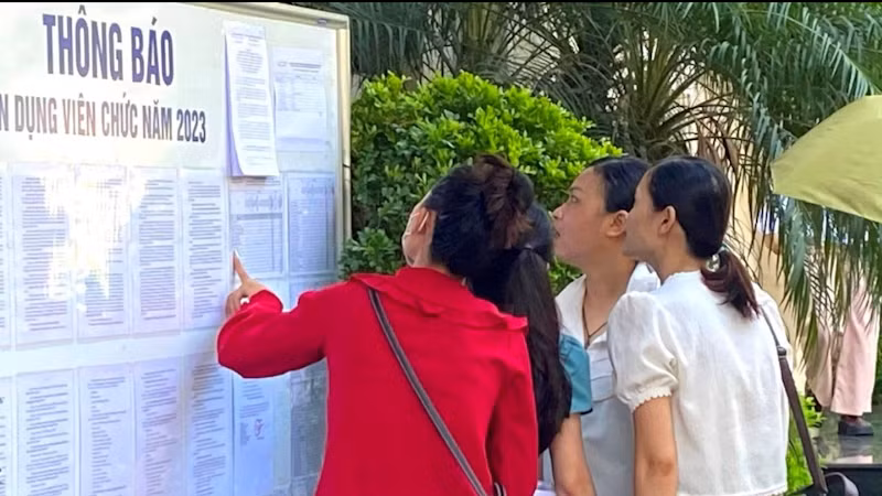 Thí sinh xem thông tin tuyển dụng viên chức tại Hà Nội.