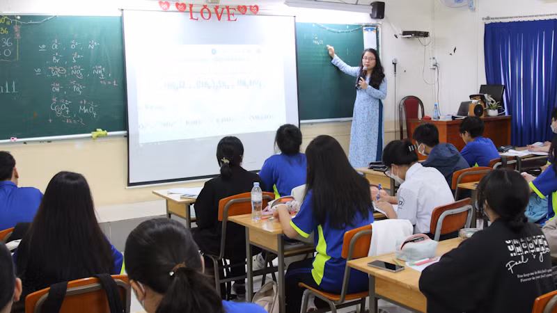 Giờ học của học sinh Trường trung học phổ thông Nguyễn Du (quận 10, Thành phố Hồ Chí Minh)