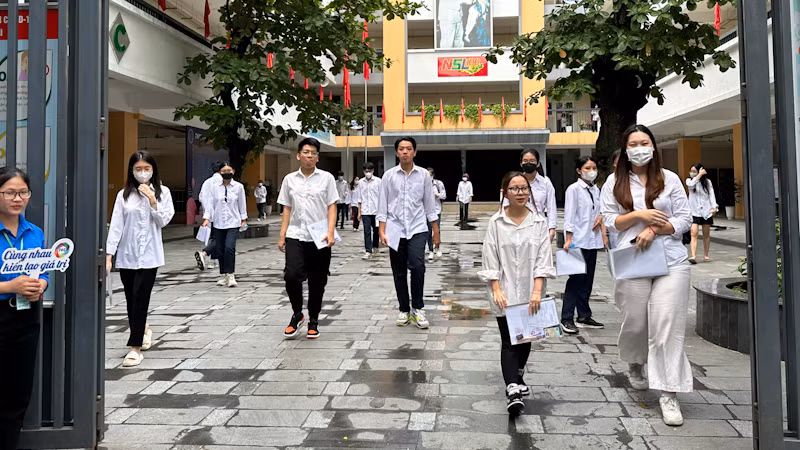 Thí sinh kết thúc môn thi Ngữ văn. (Ảnh: Quỳnh Nguyễn)