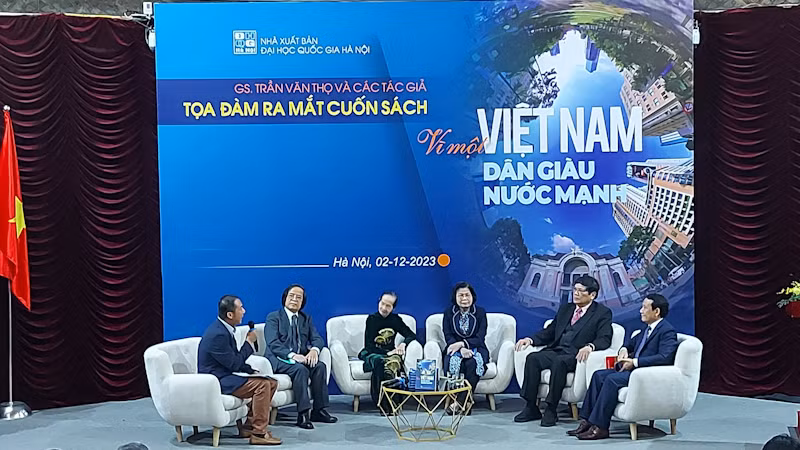 Tác giả và cộng sự chia sẻ về cuốn sách.