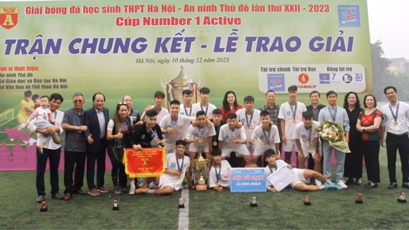 Trường trung học phổ thông Phan Huy Chú-Thạch Thất đã bảo vệ thành công ngôi vô địch.