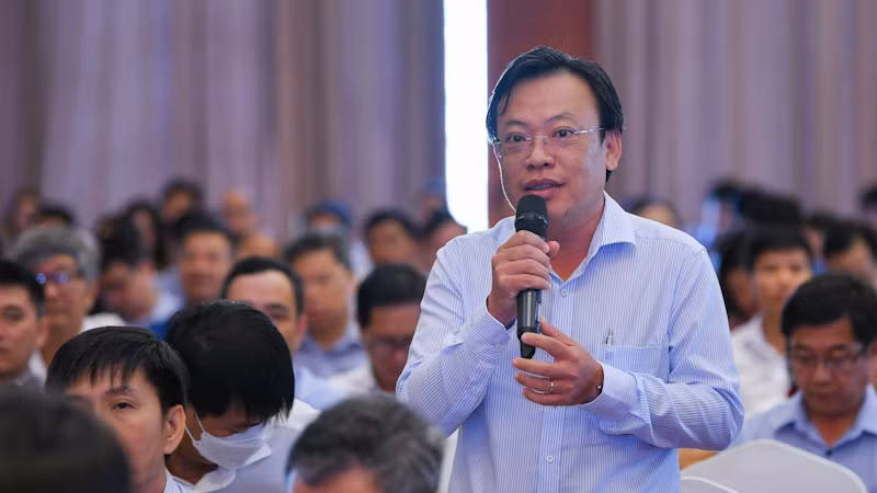 Phó Giám đốc Sở Giáo dục và Đào tạo tỉnh An Giang Trần Tuấn Khanh trao đổi tại hội nghị