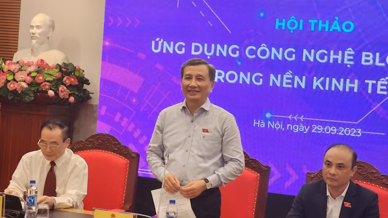 Đồng chí Lê Quang Huy, Ủy viên Ban Chấp hành Trung ương Đảng, Chủ nhiệm Ủy ban Ủy ban Khoa học, Công nghệ và Môi trường phát biểu ý kiến.