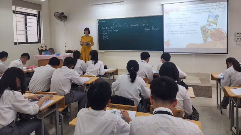 Giờ học của học sinh Trường trung học phổ thông Trương Định, quận Hoàng Mai, Hà Nội.