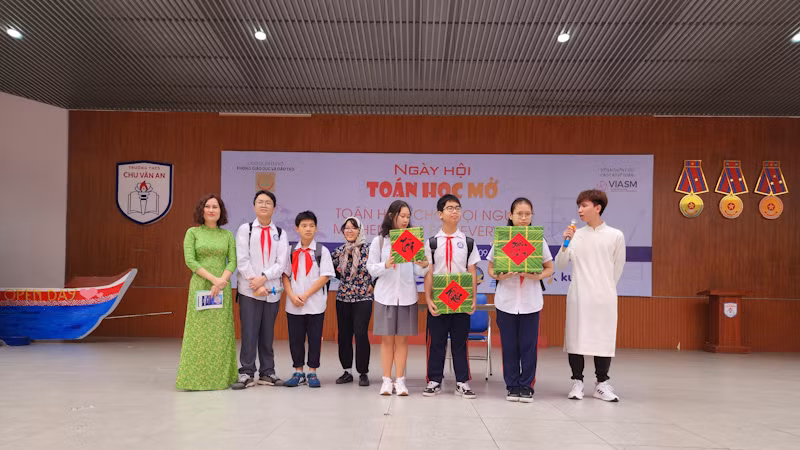 Học sinh tham dự Ngày hội Toán học mở.