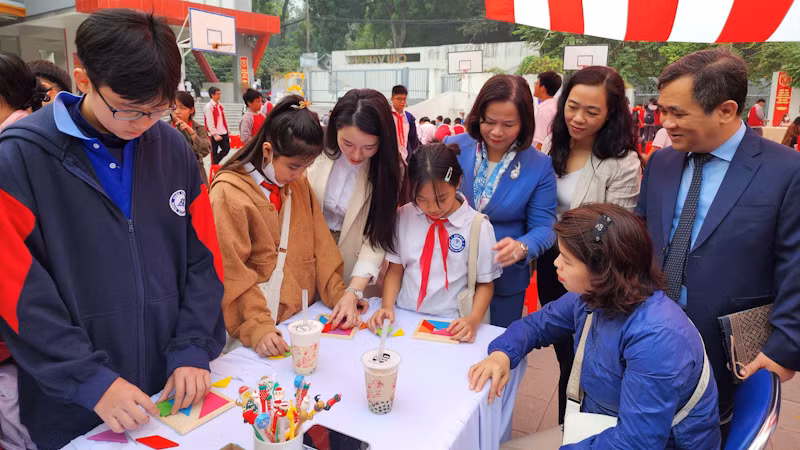 Ngày hội có sự tham gia đông đảo của các thầy, cô giáo và học sinh.