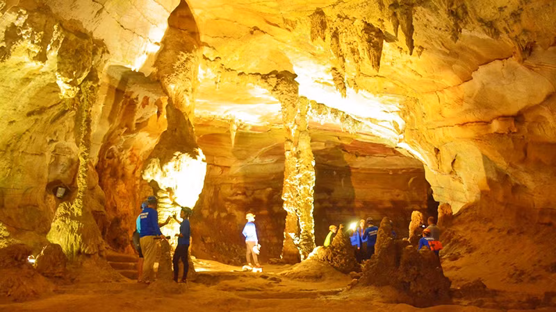 Du khách khám phá động Phong Nha, Quảng Bình. (Ảnh: Hương Giang)