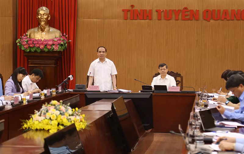 Đồng chí Chẩu Văn Lâm, Ủy viên Trung ương Đảng, Bí thư Tỉnh ủy Tuyên Quang phát biểu tại Hội nghị.