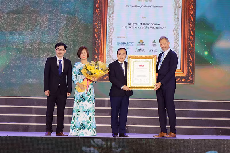 Đại diện Văn phòng UN-Habitat khu vực châu Á-Thái Bình Dương trao Giải thưởng “Phong cảnh thành phố châu Á” cho Quảng trường Nguyễn Tất Thành, thành phố Tuyên Quang.