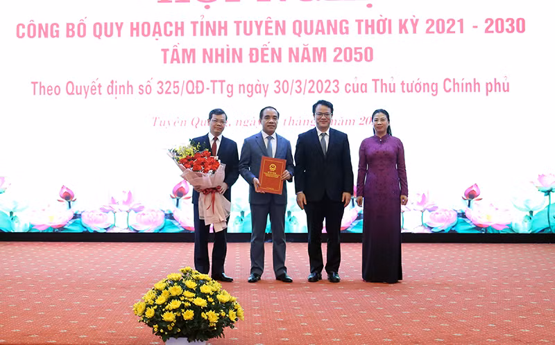 Lãnh đạo Bộ Kế hoạch và Đầu tư trao Quyết định số 325/QĐ-TTg của Thủ tướng Chính phủ cho lãnh đạo tỉnh Tuyên Quang.