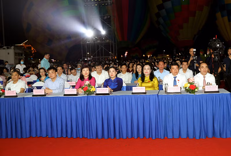 Các đại biểu tham dự lễ khai mạc.