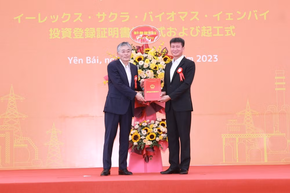 Chủ tịch Ủy ban nhân dân tỉnh Yên Bái Trần Huy Tuấn trao giấy chứng nhận đăng ký đầu tư cho nhà đầu tư.