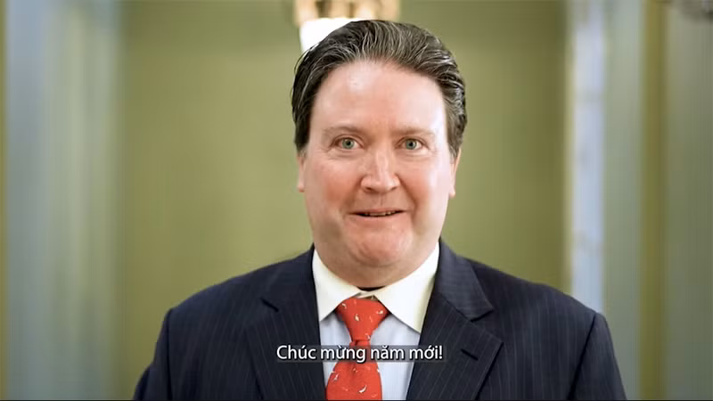 Đại sứ Hoa Kỳ tại Việt Nam Marc Knapper gửi lời chúc mừng năm mới trong đoạn video nhân dịp Tết Dương lịch 2023. (Ảnh: Fanpage U.S. Embassy in Hanoi)