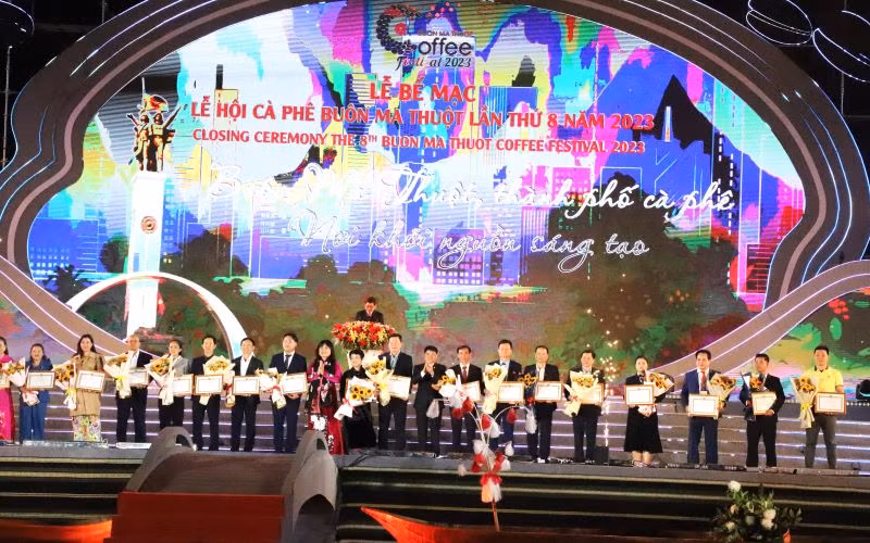 Lãnh đạo tỉnh Đắk Lắk tặng Bằng khen của Chủ tịch Ủy ban nhân dân tỉnh cho các nhà tài trợ cho Lễ hội Cà-phê Buôn Ma Thuột lần thứ 8 năm 2023.