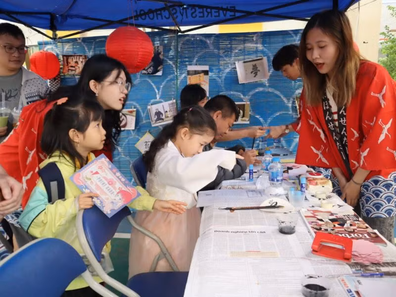 Học sinh, phụ huynh trải nghiệm thư pháp Nhật Bản. 