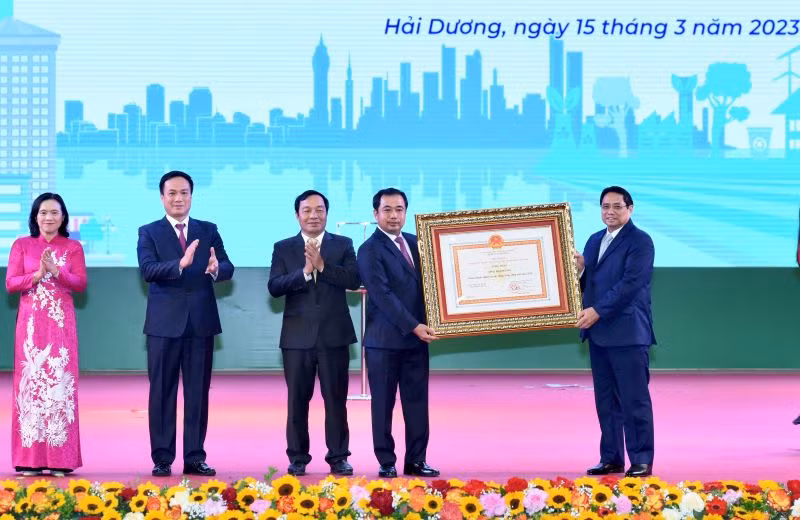 Thủ tướng Phạm Minh Chính trao Quyết định công nhận tỉnh Hải Dương hoàn thành nhiệm vụ xây dựng nông thôn mới.