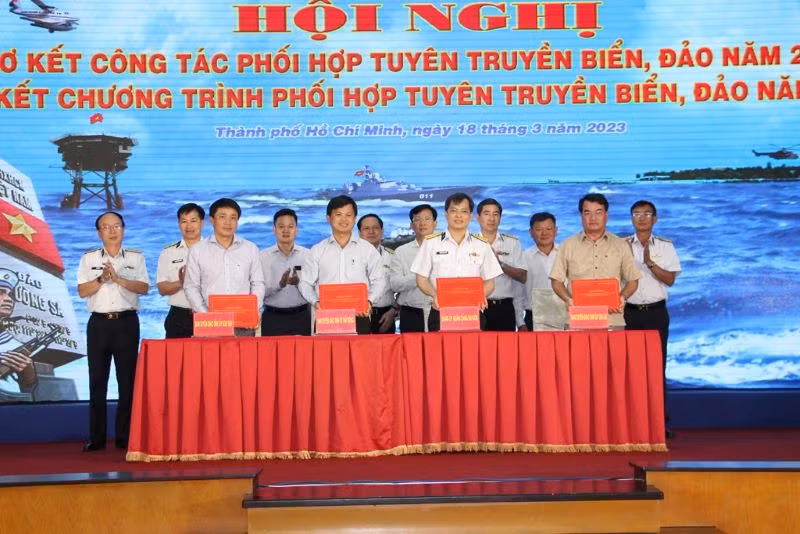 Các đơn vị ký kết tuyên truyền về biển đảo năm 2023.